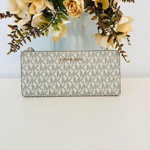 Michael Kors Jet Set Travel Large Logo Quarter-Zip Wallet Vanilla